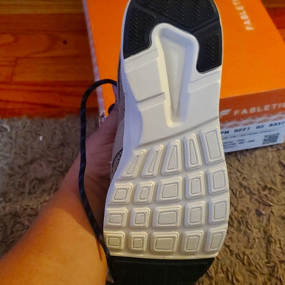 NWT size 8 womens sneakers - Picture 3 of 4